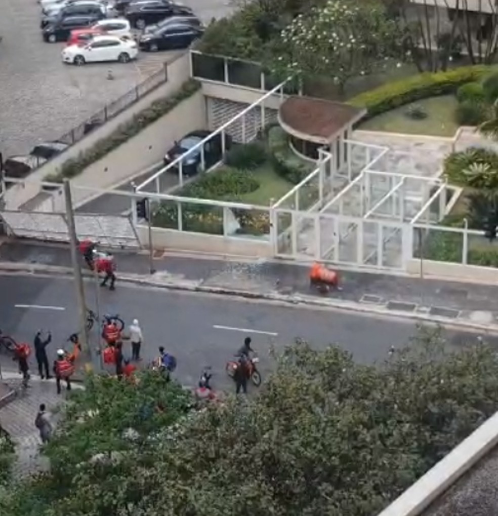 Vídeo mostra homem derrubando portão de prédio em SP — Foto: Reprodução