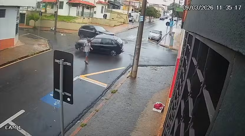 Batida entre dois carros deixa pedestre e motoristas feridos em Piracicaba