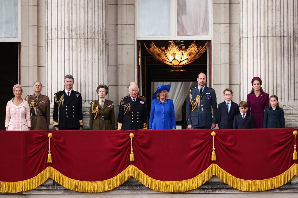 Todos os principais membros da Família Real do Reino Unido no início das celebrações pelo Dia da Vitória — Foto: Adrian DENNIS / AFP