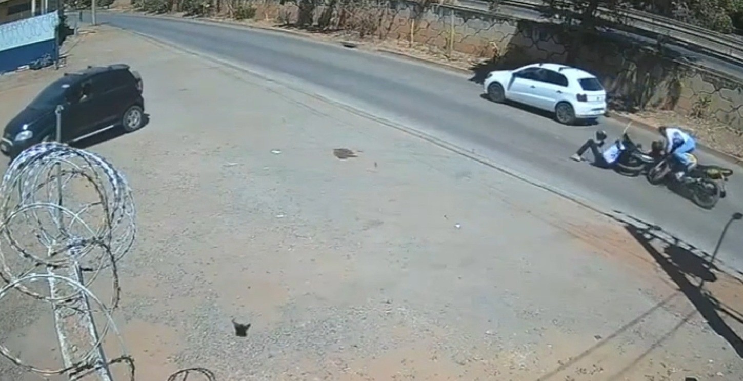 Para não bater em carro, motociclista freia e acaba colidindo em outra moto em Unaí; vídeo