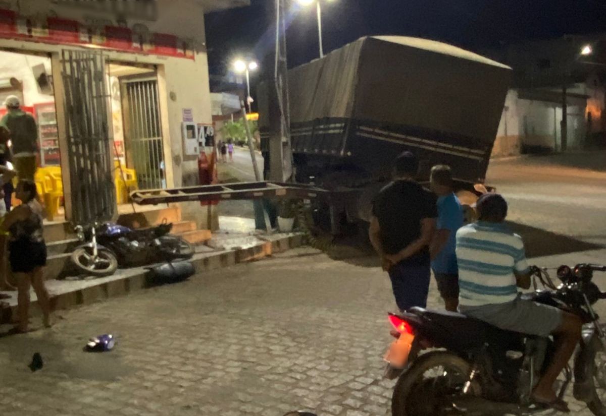 Carroceria de carreta se desprende, bate em poste e atinge estabelecimento comercial em Pinhão