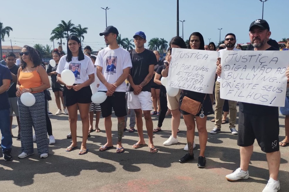 População pediu paz nas escolas em Praia Grande (SP) — Foto: Mozarth Dias/TV Tribuna