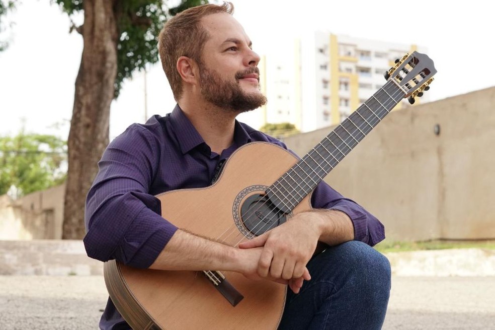 Artista Thales de Paiva se apresenta junto a Orquestra CirandaMundo — Foto: SECEL- MT
