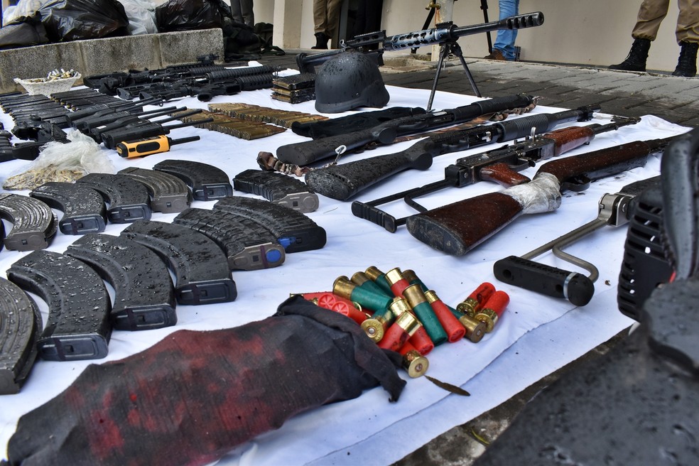 Armamento utilizado por suspeitos de integrar quadrilha de roubos a bancos que foram mortos em Varginha (MG) — Foto: Franco Junior/g1