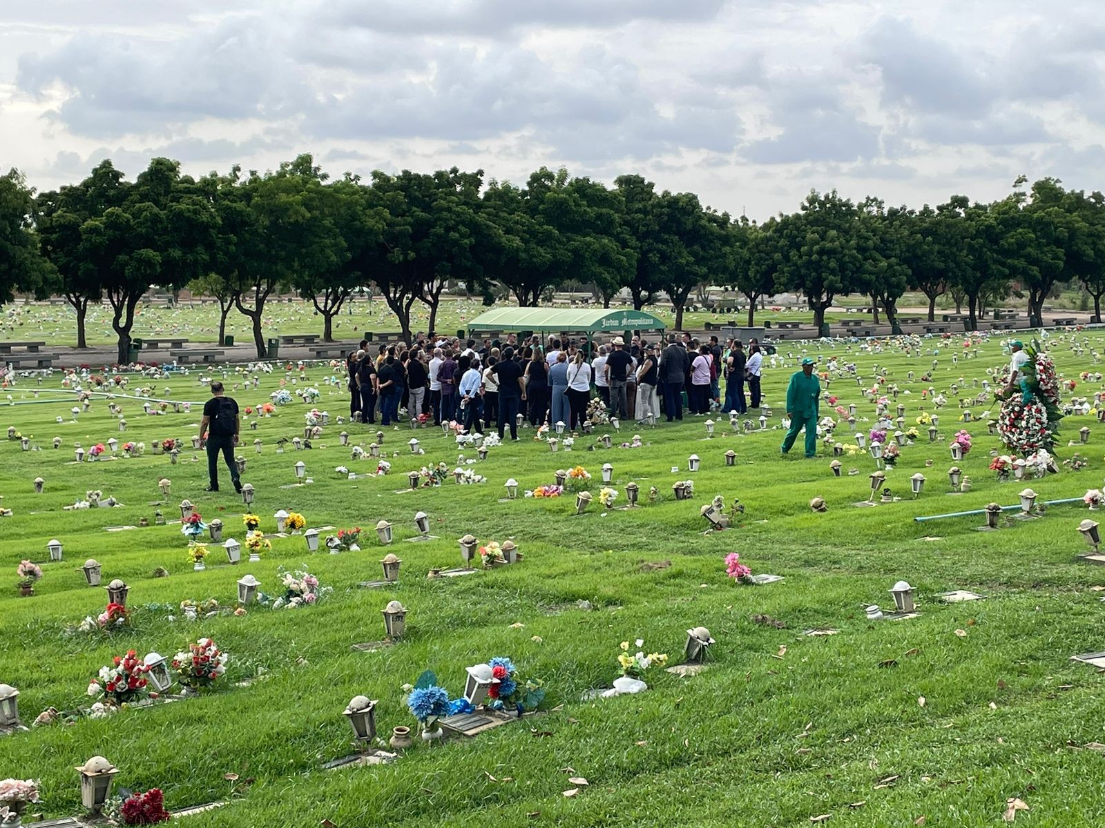 Corpo de Paulo Diógenes, a Raimundinha, é sepultado em cemitério de Fortaleza
