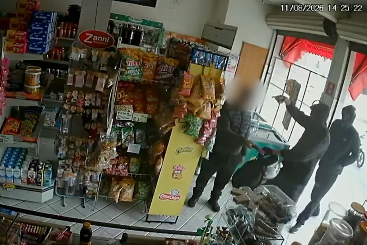 Dupla armada assalta padaria e rende clientes e funcionários em Pindamonhangaba