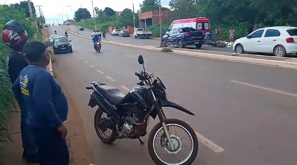 Gustavo, o motociclista, foi fechado por uma caminhonete, perdeu o controle da direção e bateu contra um poste — Foto: Reprodução
