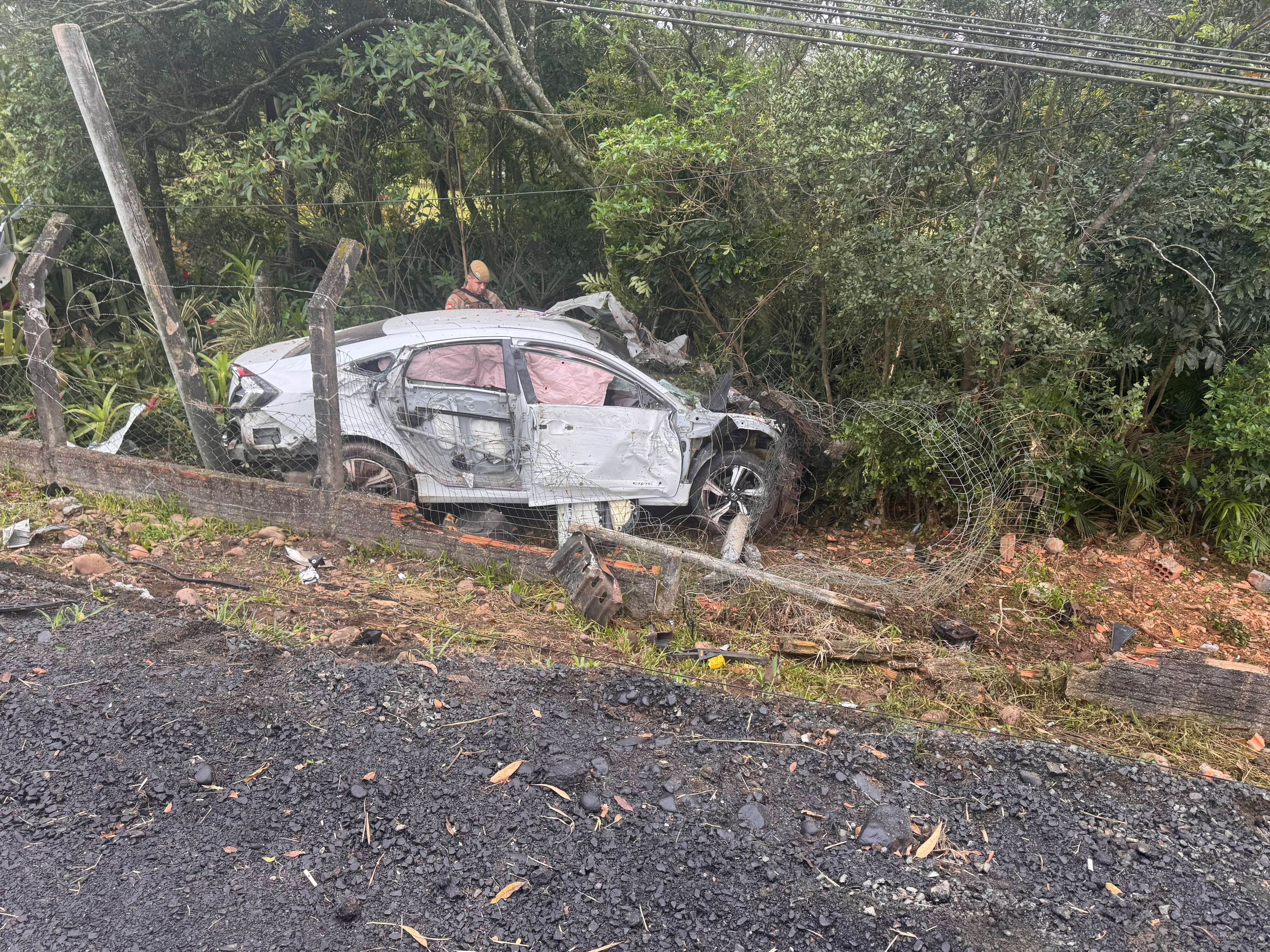 Suspeito de matar ex e namorado dela a facadas é preso em SC após bater carro