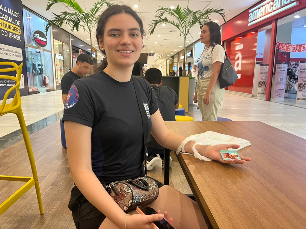 Quem tamb&eacute;m mergulhou na febre das figurinhas foi a estudante J&uacute;lia Ribeiro, de 17 anos. &mdash; Foto: Jo&atilde;o Souza/g1 BA