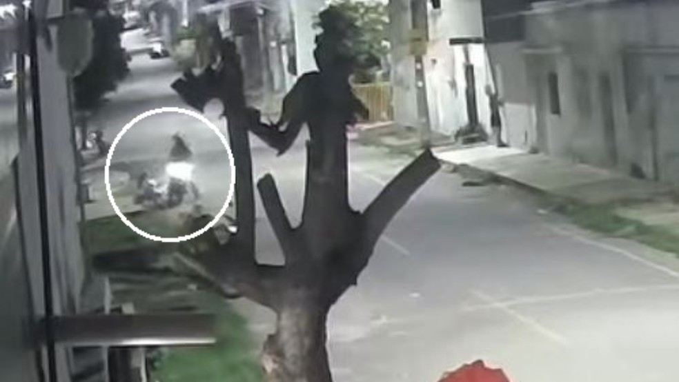 Homem é morto a tiros por dupla em moto na cidade do Crato. — Foto: Reprodução