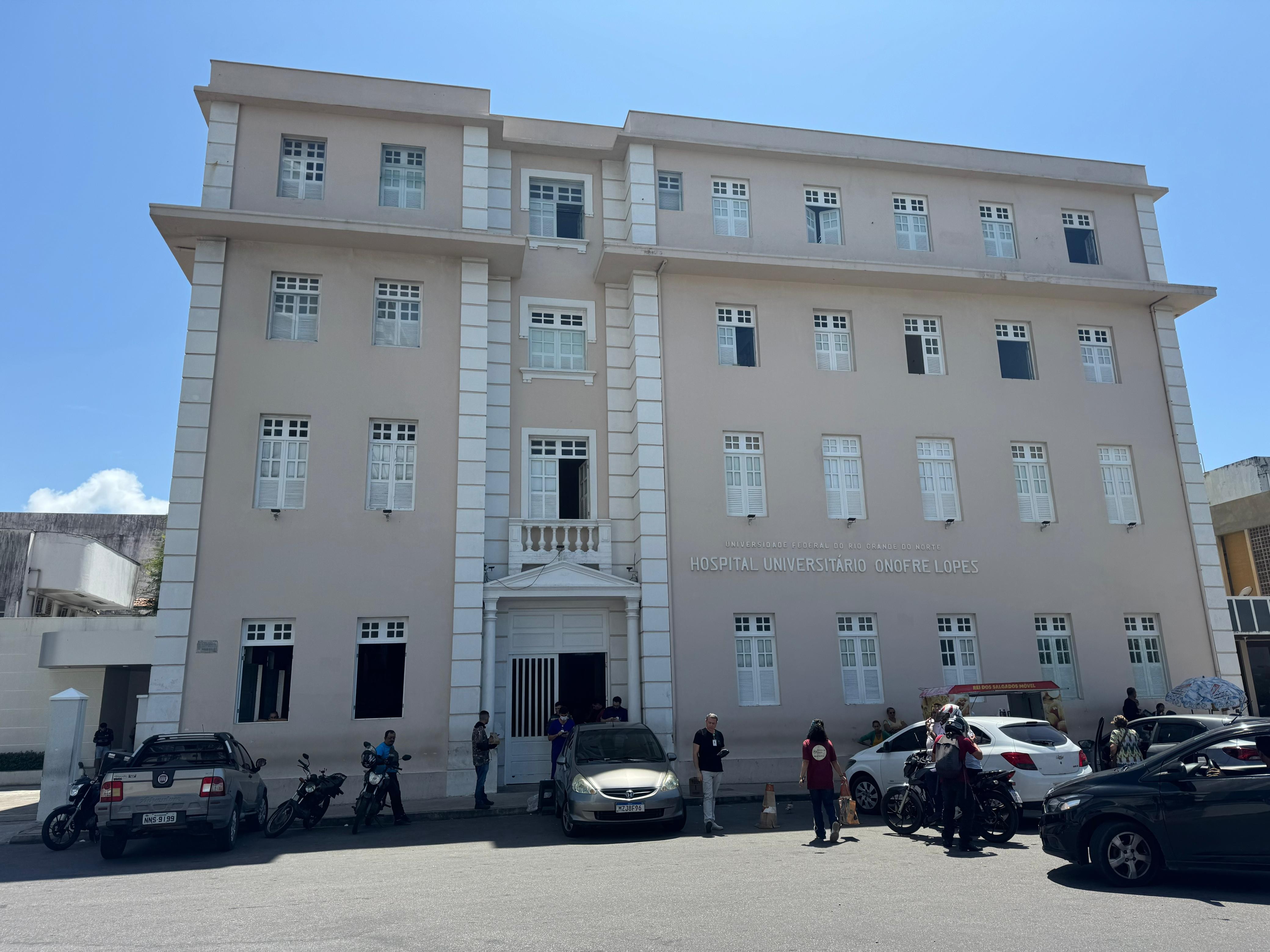 Cirurgia para reconstrução facial de mulher espancada por ex-jogador ocorreu 'com sucesso', diz hospital