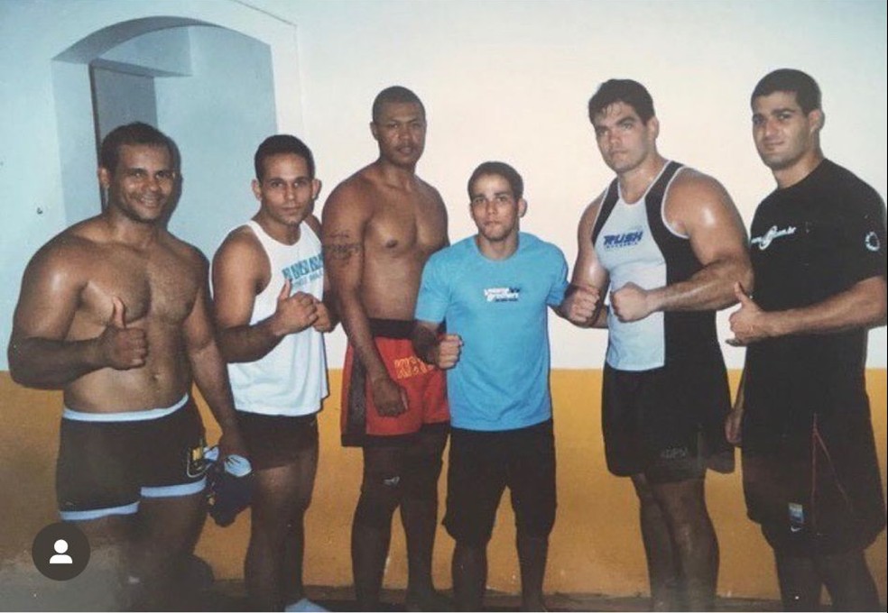 Andr Mussi [o penltimo da esquerda para a direita] em sua antiga academia em Salvador, ao lado de ex-alunos  Foto: Redes sociais