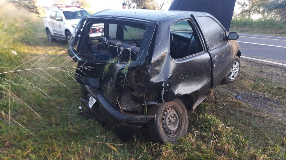 Mulher morre após carro em que estava como passageira ser atingido na traseira por caminhonete, em Flórida Paulista (SP)  — Foto: Polícia Militar Rodoviária