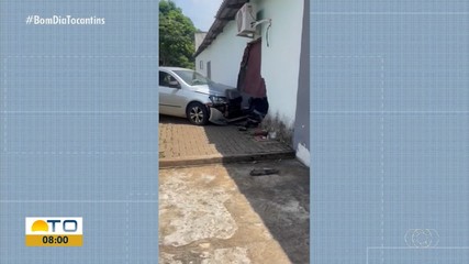 Motorista foge após perder controle e bater carro contra parede de igreja em Araguaína
