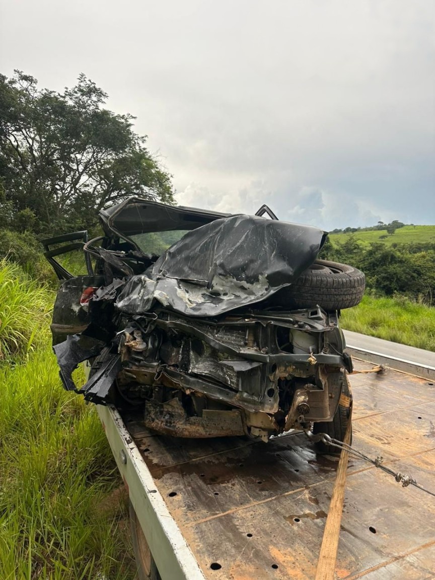 Jovem morre após colisão frontal entre carros na MG-260, em Itapecerica