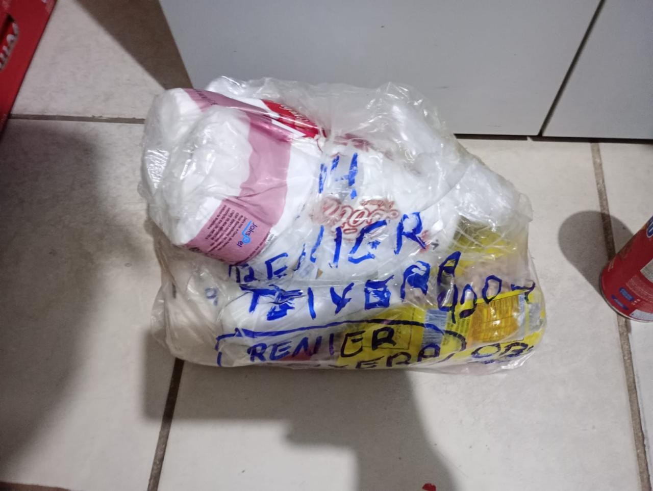 Em Óbidos, PM apreende droga vinda em embarcação de Manaus entre alimentos e itens de higiene; suspeitos foram presos