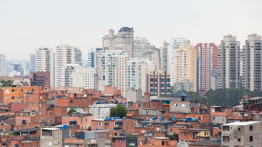 Fortuna do 1% mais rico poderia acabar com a pobreza 22 vezes, aponta estudo - Novo relatório da Oxfam mostra que a elite global concentrou US$ 33,9 trilhões (cerca de R$ 185 trilhões) em uma década, enquanto 3,7 bilhões de pessoas sobrevivem com apenas R$ 45 por dia.