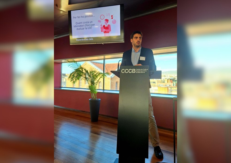 Marc González em uma apresentação do RUXAILAB em no congresso de acessibilidade em dezembro 2024,  em Barcelona — Foto: Arquivo pessoal/Letícia Ramos