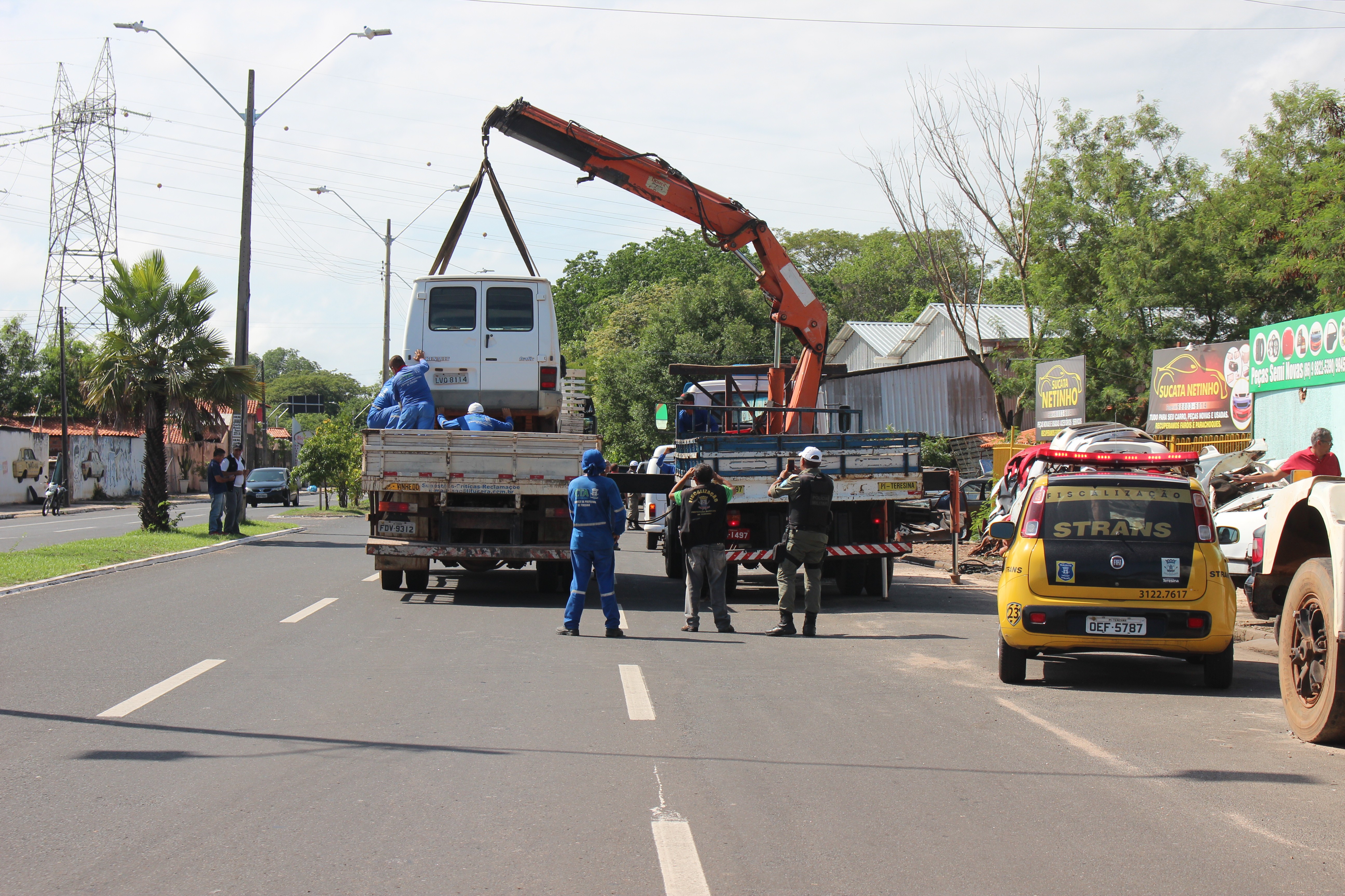 Prefeitura retira veículos abandonados das ruas de Teresina em campanha contra dengue; carros recolhidos podem ir a leilão