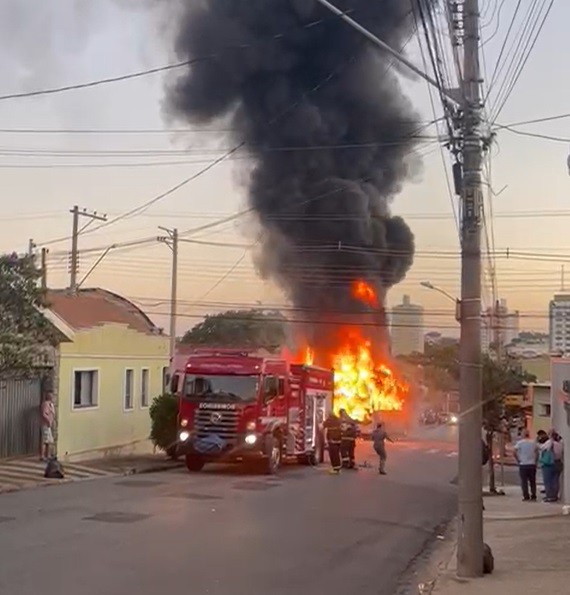 Ônibus intermunicipal com 30 passageiros pega fogo em Limeira e causas das chamas são investigadas