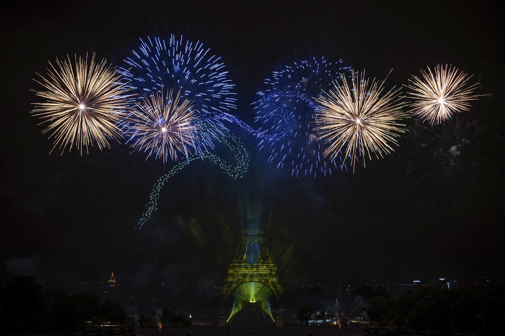 VÍDEO: Torre Eiffel ganha as cores do Brasil durante celebração do Dia da Bastilha na França