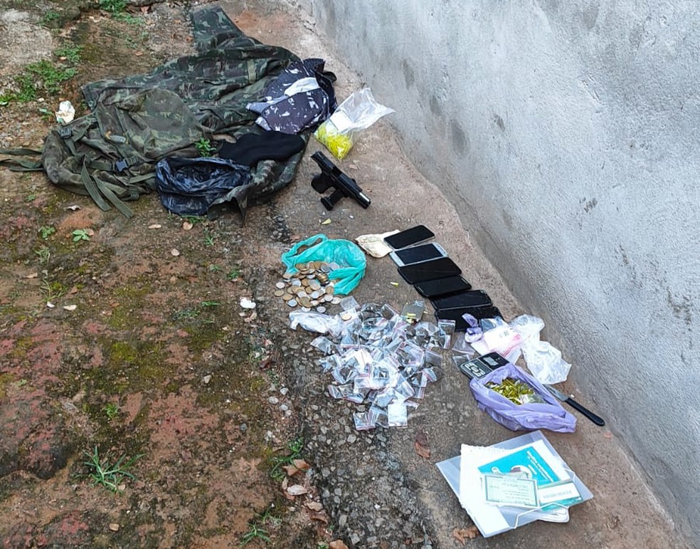 Armas, celulares e drogas foram apreendidas com suspeitos de tráfico de drogas que atuaram no confronto em Valéria — Foto: Divulgação/SSP