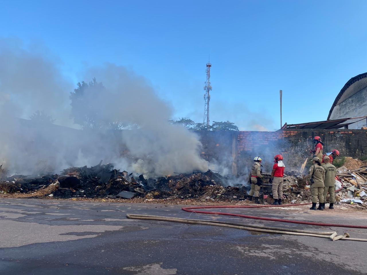 Bombeiros combatem incêndio em lixeira irregular na zona sul de Macapá