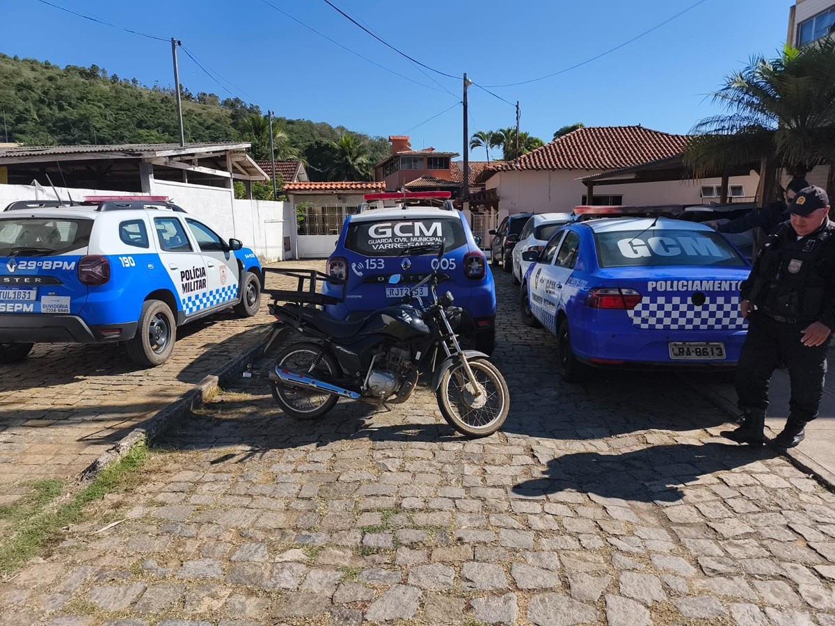 Câmera registra furto em segundos de moto em Varre-Sai; suspeito é detido 