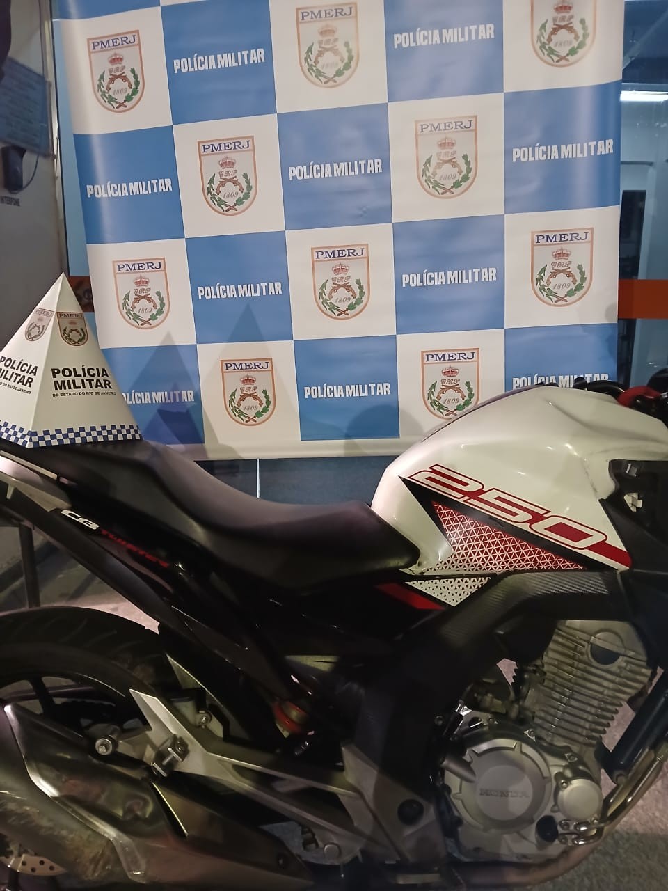 Dois adolescentes são apreendidos com moto roubada após perseguição em Resende
