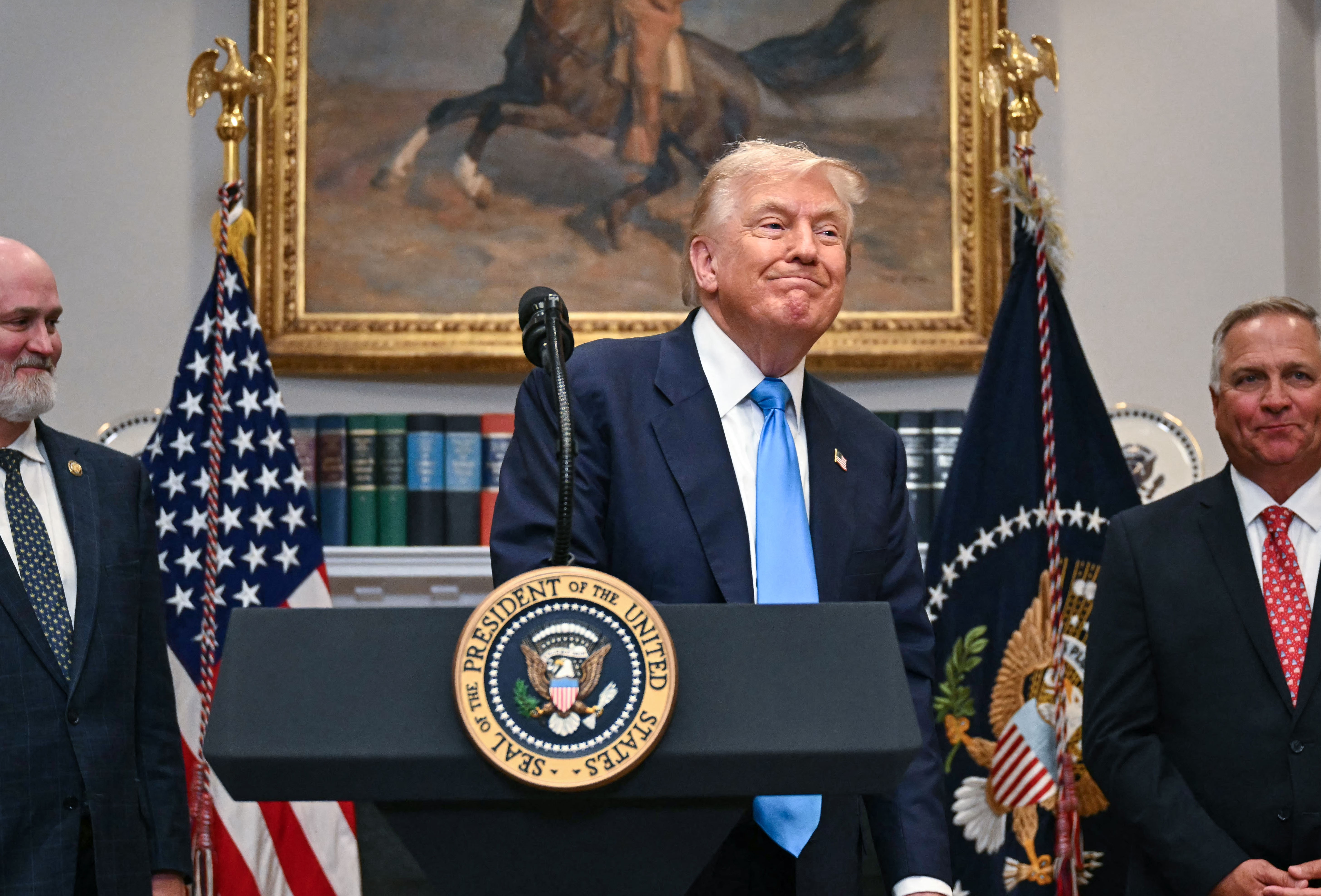 Trump acaba com isenção e retoma a 'taxa das blusinhas' dos EUA