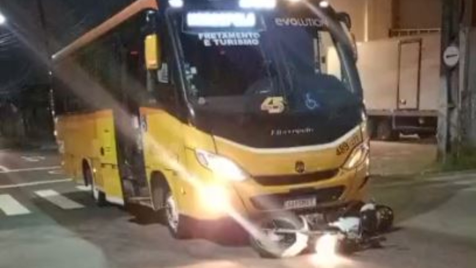 Policial militar morre em colisão entre motocicleta e micro-ônibus em Fortaleza