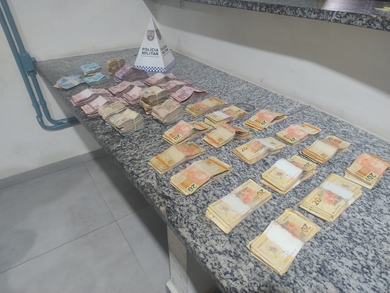 Operação da PM apreende R$ 81 mil em espécie dentro de carro na Via Dutra, em Piraí