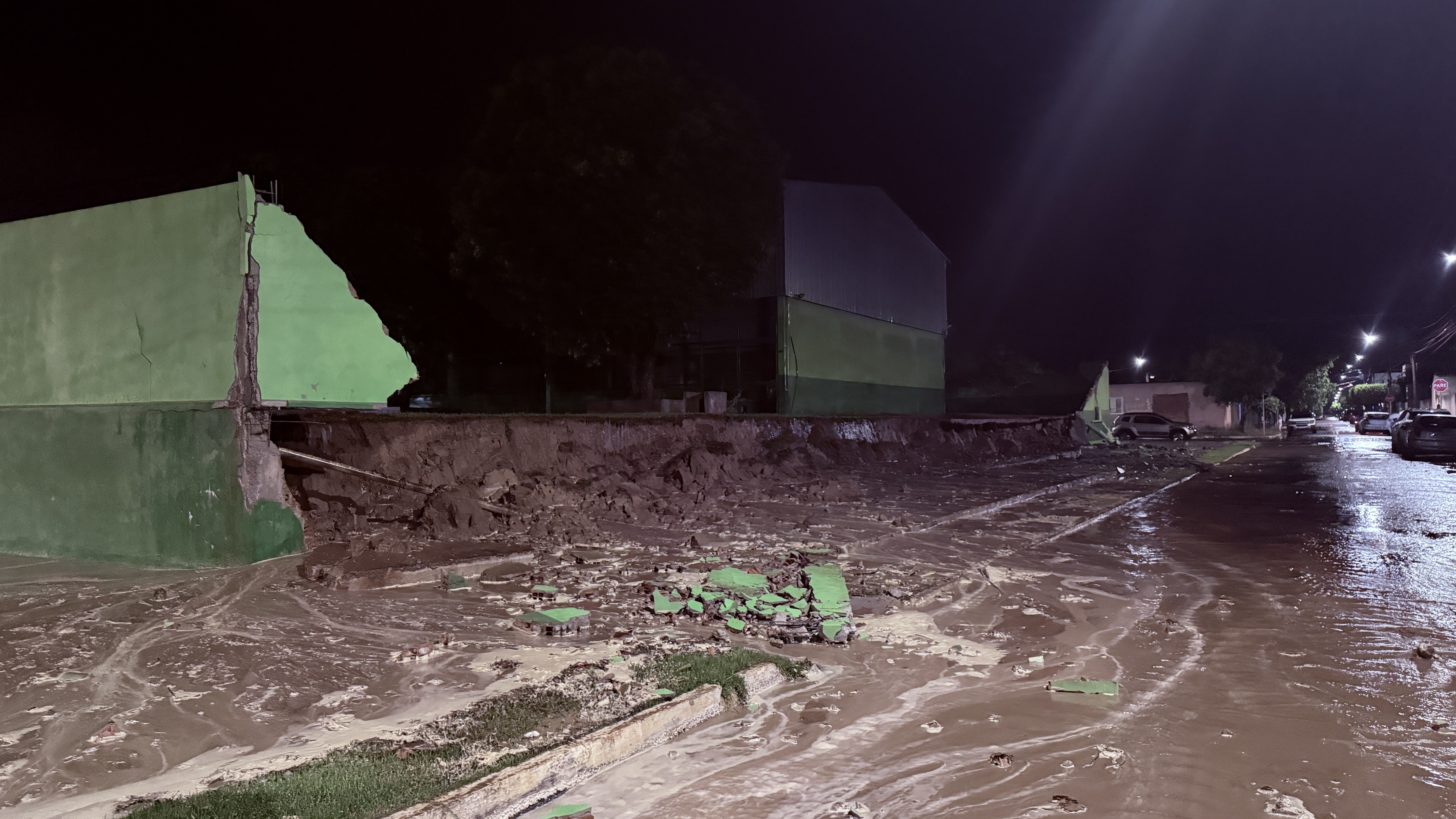 Muro de escola pública desaba e casa fica inundada após chuva intensa em Coxim