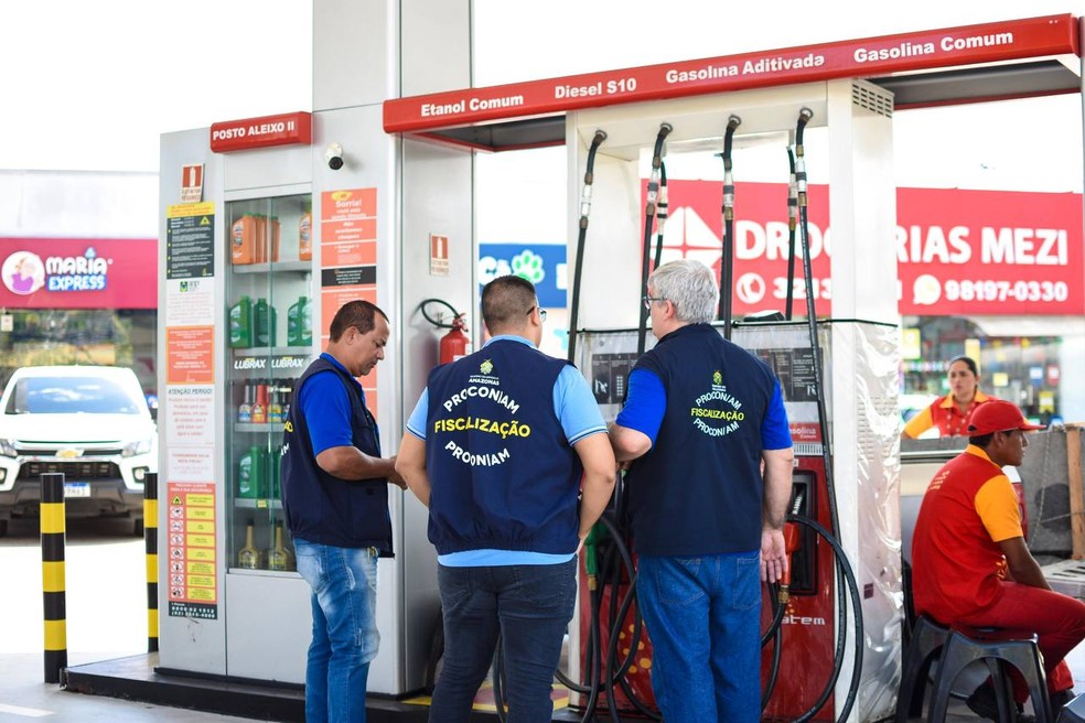 Postos de combustíveis são fiscalizados pelo Procon-AM após preço da gasolina subir em Manaus. — Foto: Divulgação/Procon-AM