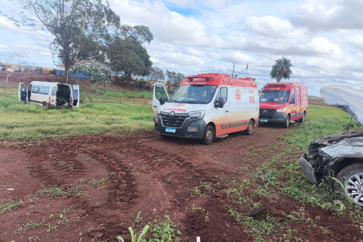 Van com 17 pacientes de hemodiálise bate após veículo invadir pista na BR-060 em MS
