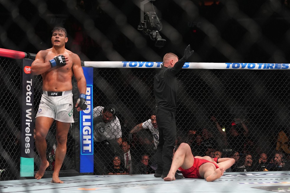 O lutador brasileiro Paulo Borrachinha nocauteou o russo Azamat Murzakanov no UFC 237, em Miami, na Flórida, nos Estados Unidos, no dia 11 de abril de 2026 — Foto: Rebecca Blackwell/AP