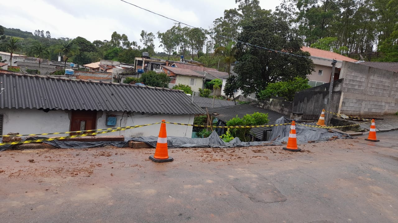 Queda de muro interdita rua em Salesópolis