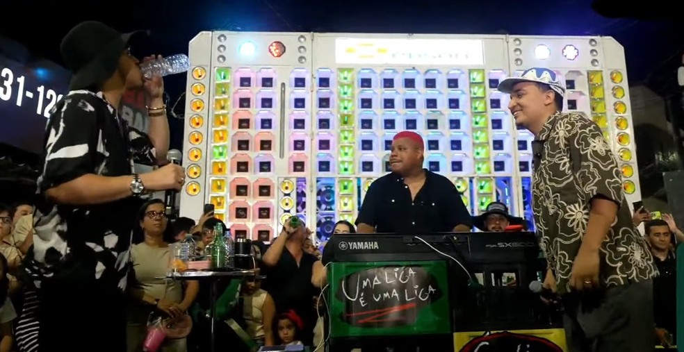 João Gomes fez participação ao vivo na gravação com Natanzinho Lima. — Foto: YouTube Natanzinho Lima/Reprodução