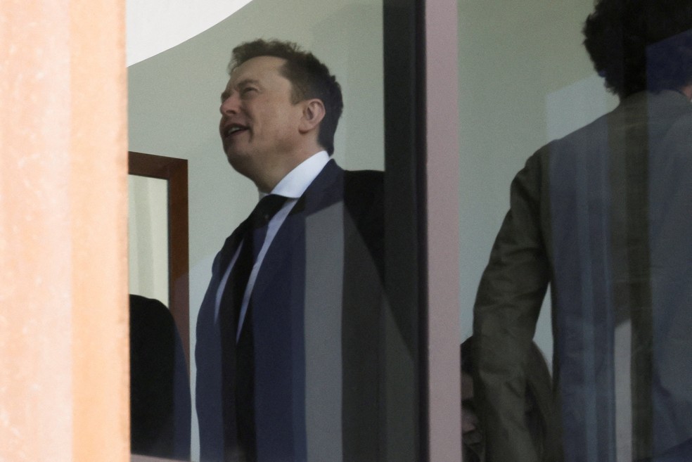 Elon Musk reage em um tribunal federal durante um intervalo do julgamento em seu processo sobre a conversão da OpenAI para lucro e conversão com fins lucrativos, em Oakland, Califórnia. — Foto: REUTERS/Manuel Orbegozo