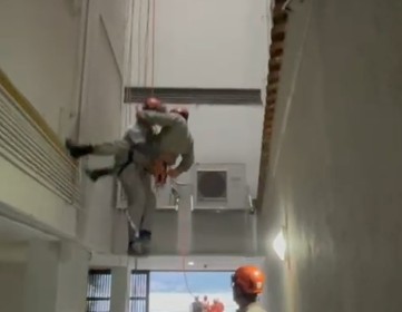 Bombeiros resgatam operários presos em andaime a cerca de 40 metros do solo em Niterói