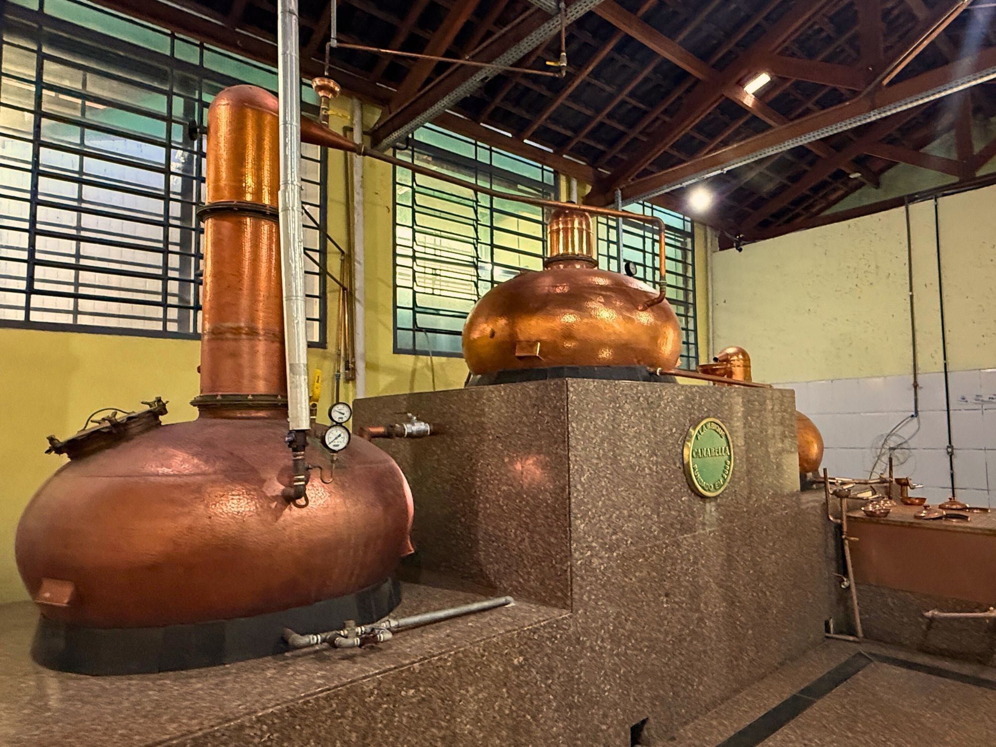 Dia Nacional da Cachaça: tradição na Grande SP mantém vivo o legado dos alambiques artesanais