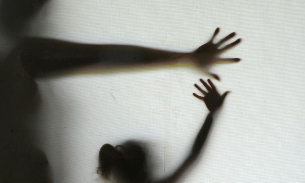 Imagem mostra sombra de homem agredindo mulher — Foto: Agência Brasil