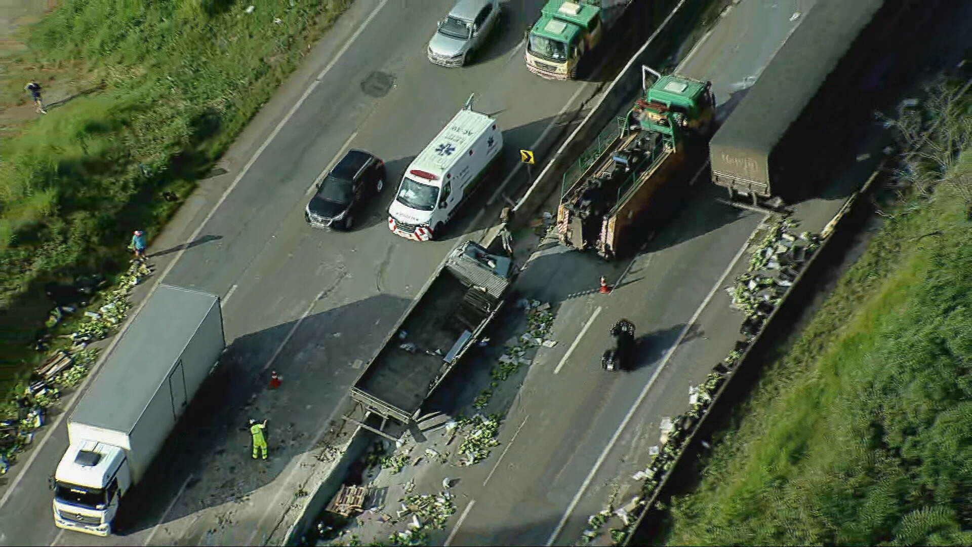 Acidente com caminhão interdita faixa da Fernão Dias, perto de Itaguara; VÍDEO