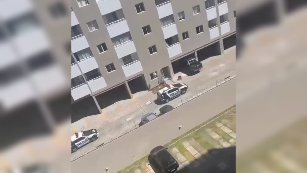 Vizinhos chamaram a polícia depois de ouvirem o pai gritando com os filhos por diversas vezes, em Fortaleza. — Foto: Reprodução
