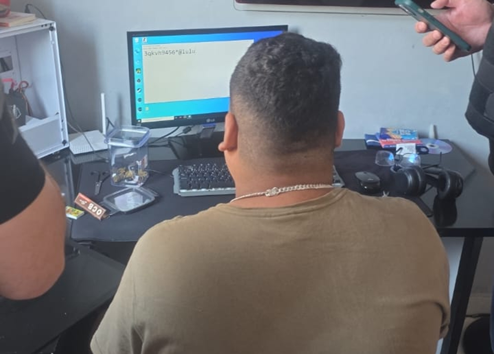 Suspeito de hackear sistemas governamentais e vender dados a golpistas é preso em Pernambuco — Foto: Polícia Civil/Divulgação