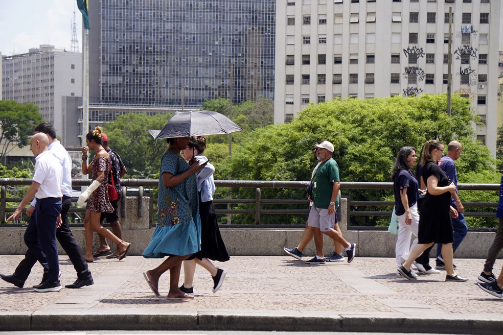 Pedestres enfrentam calor intenso no centro de São Paulo — Foto: CRIS FAGA/DRAGONFLY PRESS/ESTADÃO CONTEÚDO