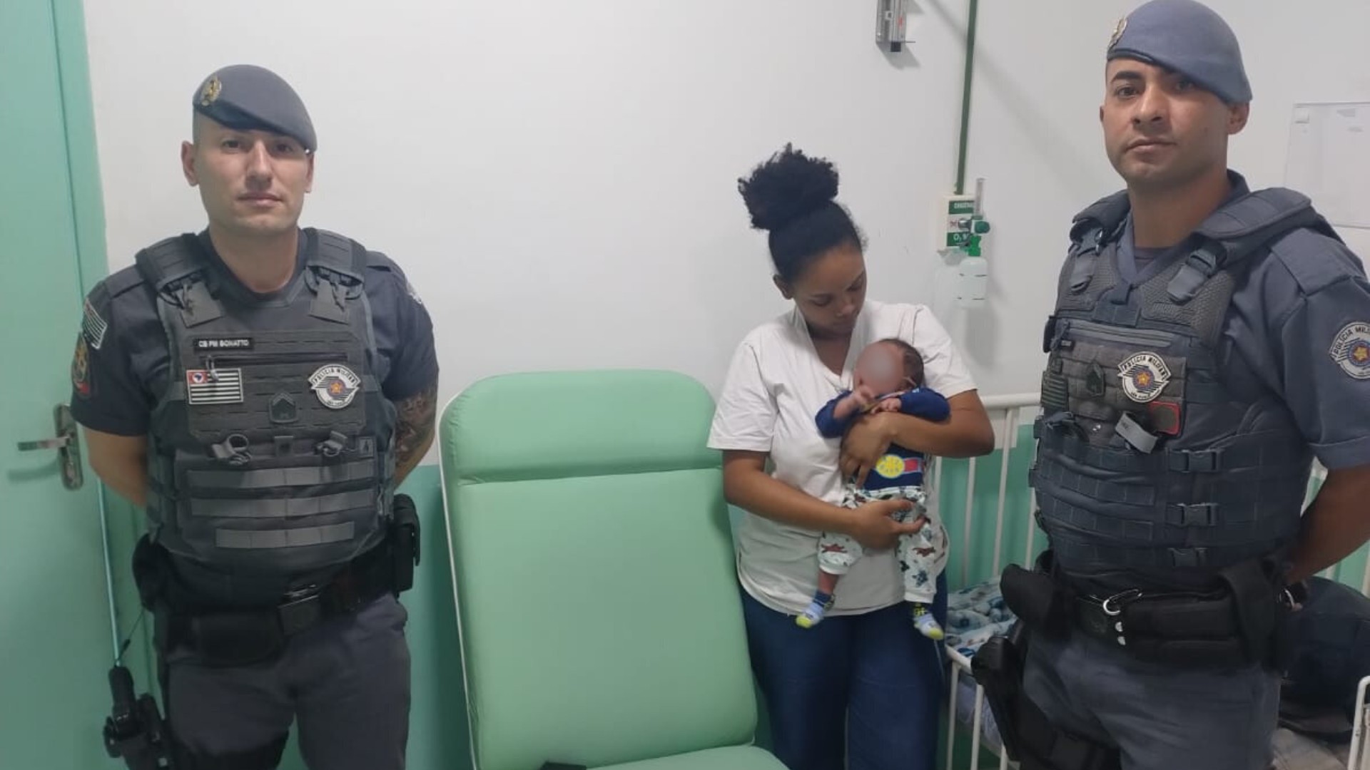 Bebê de dois meses é salvo por policiais militares após se engasgar em Mairinque