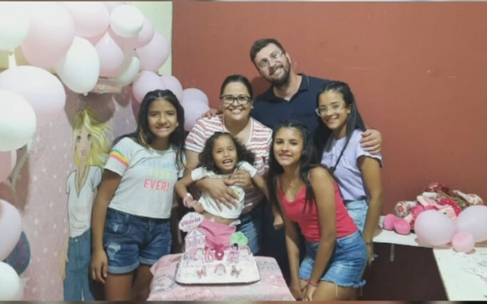 As quatro irmãs reunidas com a nova família — Foto: Reprodução/TV TEM