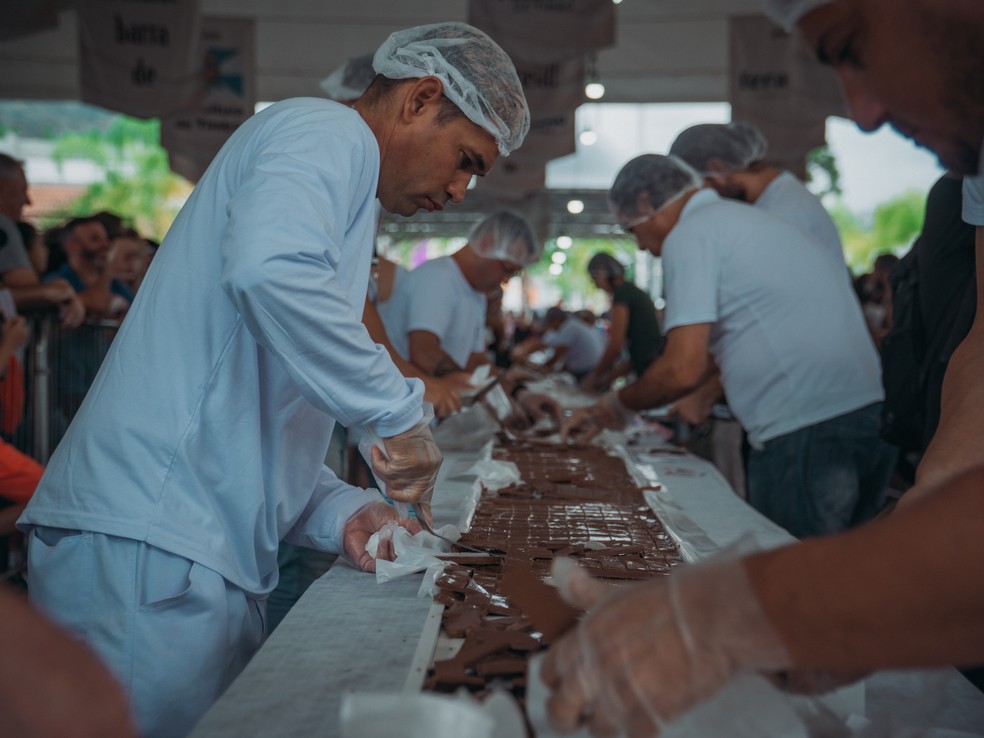 Cidade de SC faz barra de chocolate de 90 metros para celebrar aniversário — Foto: Prefeitura de Timbó/Divulgação