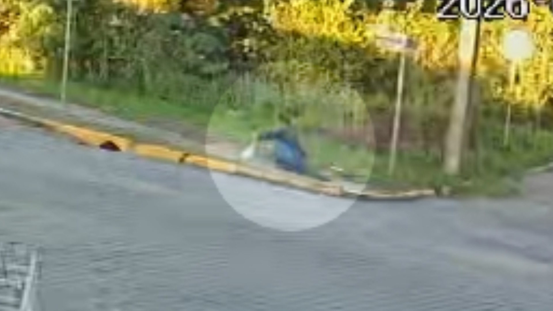 VÍDEO: Calçada cede e homem cai em cratera de 3 metros de profundidade na Serra Gaúcha